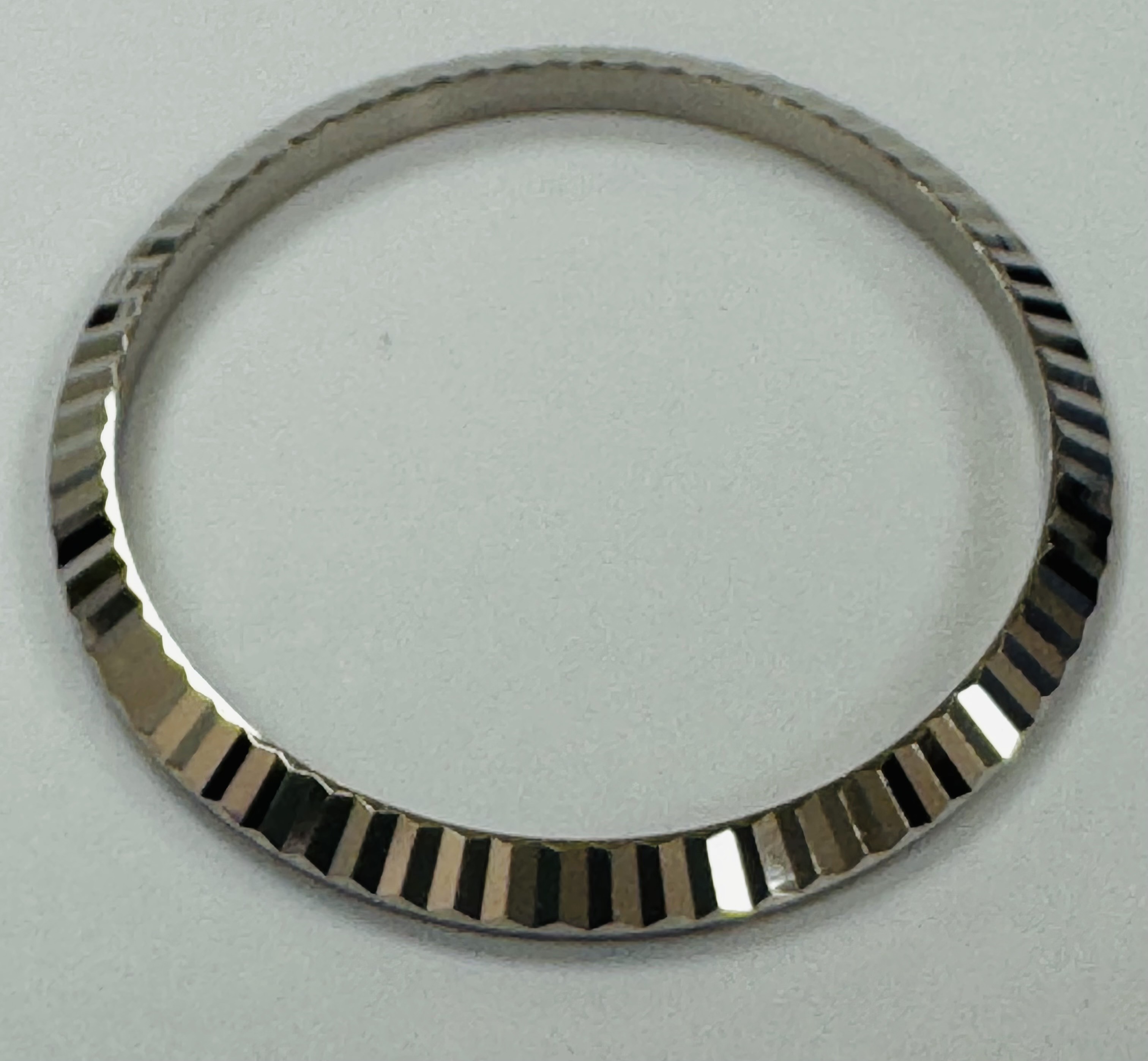 Factory Rolex fluted solid 18K white gold bezel 31 mm 5 digits models, circa 90 thumbnail 1